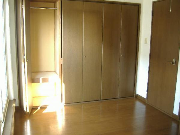 Non-living room. Second floor Western-style closet spacious