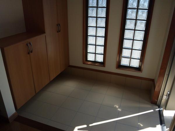 Entrance. Re-covering tile