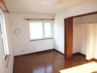 Non-living room. 7.5 Pledge Western-style is day there is a window on the south side good