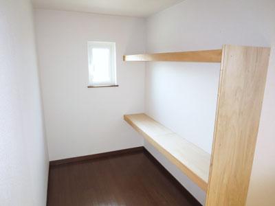 Receipt. Of size 4 tatami closet. Because with shelves also useful to organize small items!