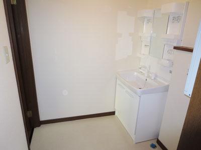 Wash basin, toilet. Washbasin with shower. It is beautiful in exchange already