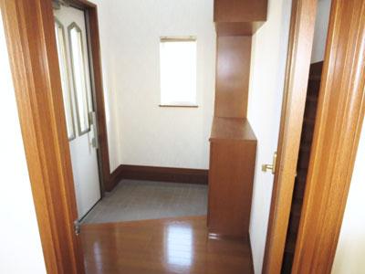 Entrance. The ceiling has become a space that is open feeling blow