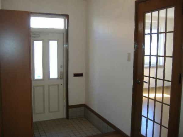 Entrance. Shoe box new