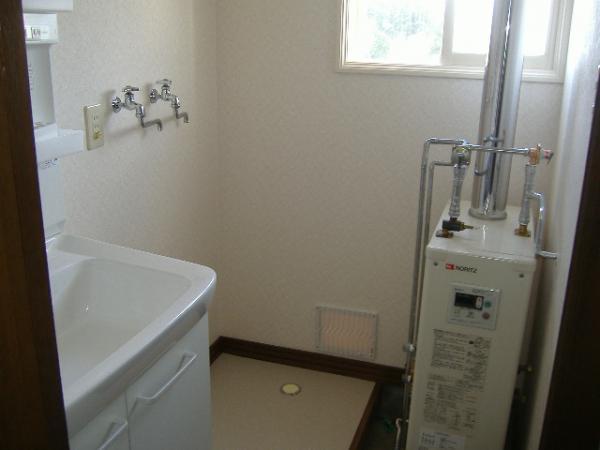 Wash basin, toilet. Washbasin new