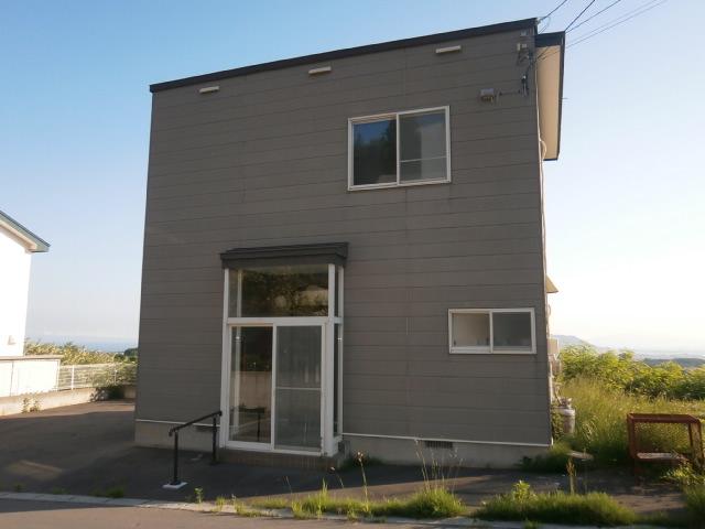 Local appearance photo. Located on a hill