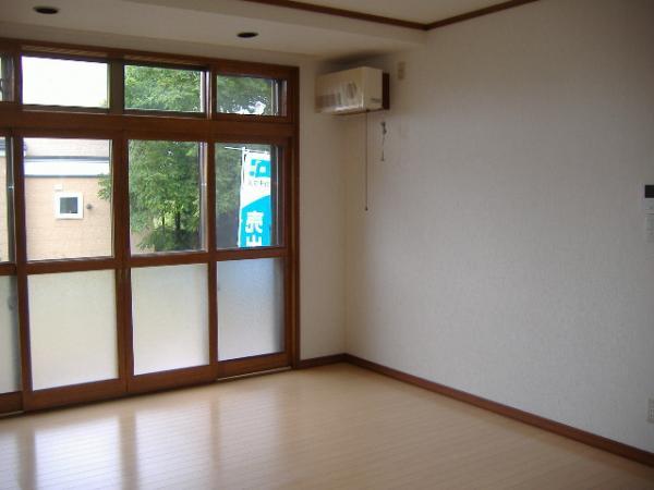 Living. Re-covering also wall Cross