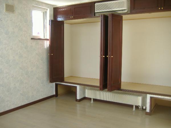 Non-living room. Re-covering cross.