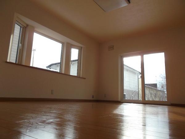 Living. Spacious living room 11 Pledge