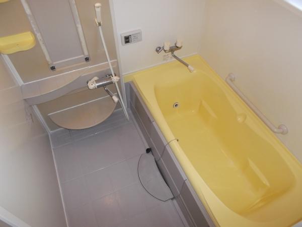 Bathroom. Fresh unit bus yellow