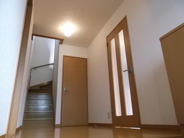 Entrance. Closet enhancement