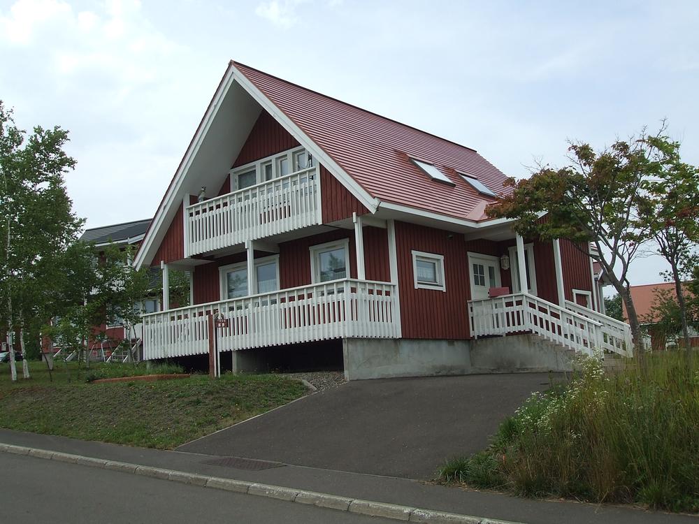 Local appearance photo. Sweden House In large roof stylish appearance of Benigara color. (August 2012) shooting