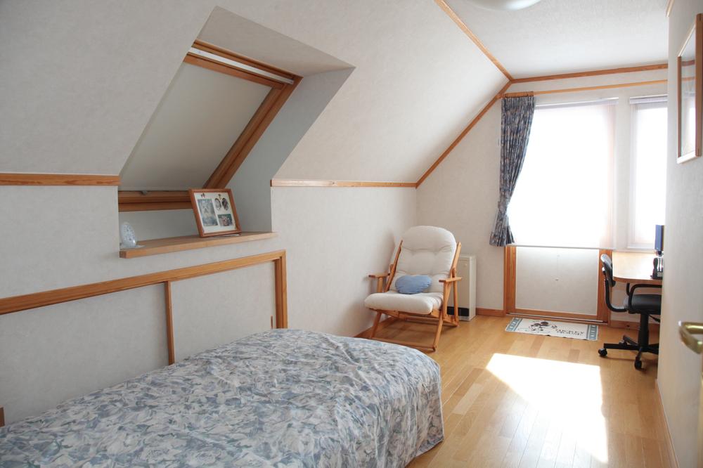 Other introspection. Room (August 2012) shooting It is a calm space that has been wrapped in the smell of wood. 