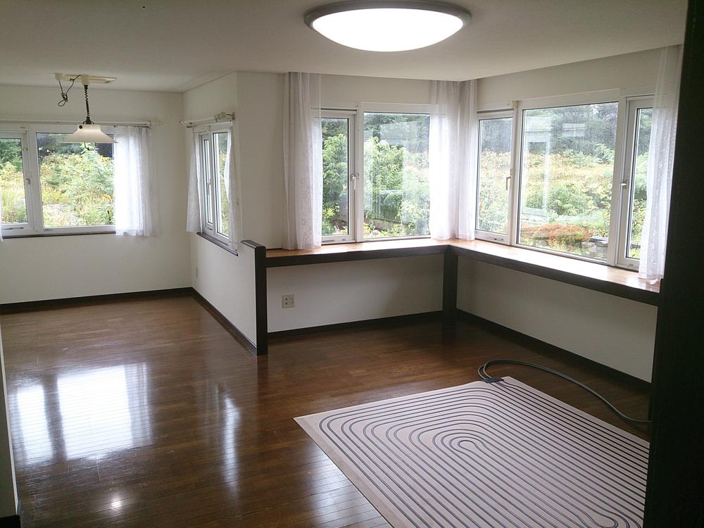 Living. Windows are many bright living-dining