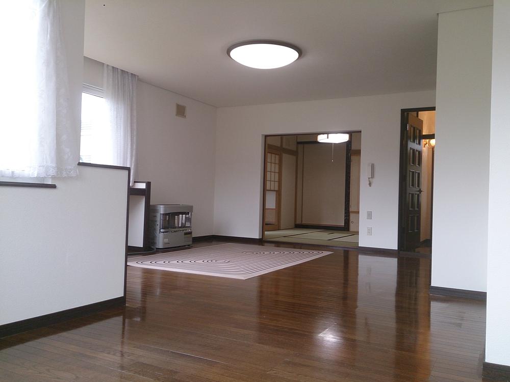 Living. Living another cut (from the dining side)