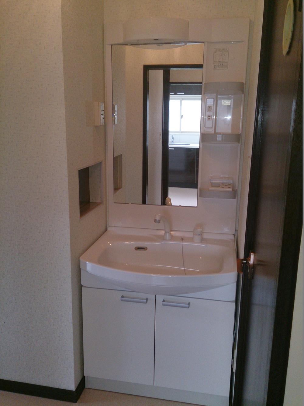 Wash basin, toilet. Shampoo dresser