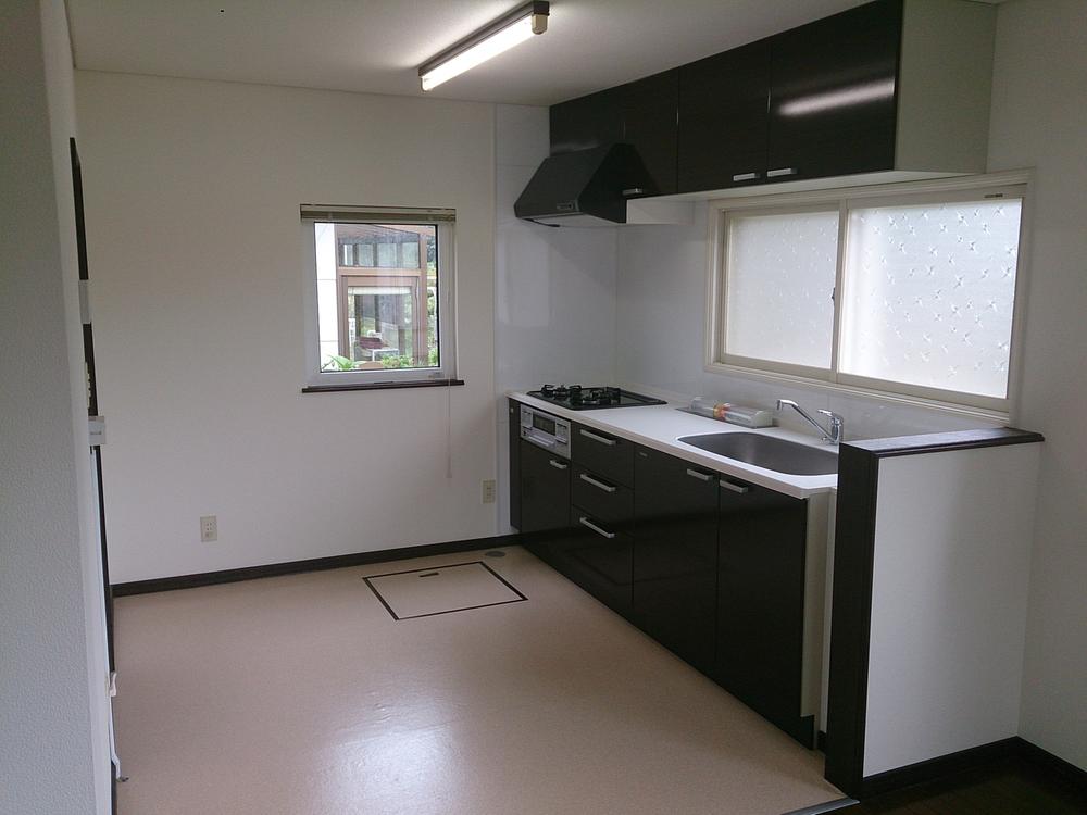Kitchen. Bright kitchen with two-sided lighting (with under-floor storage)