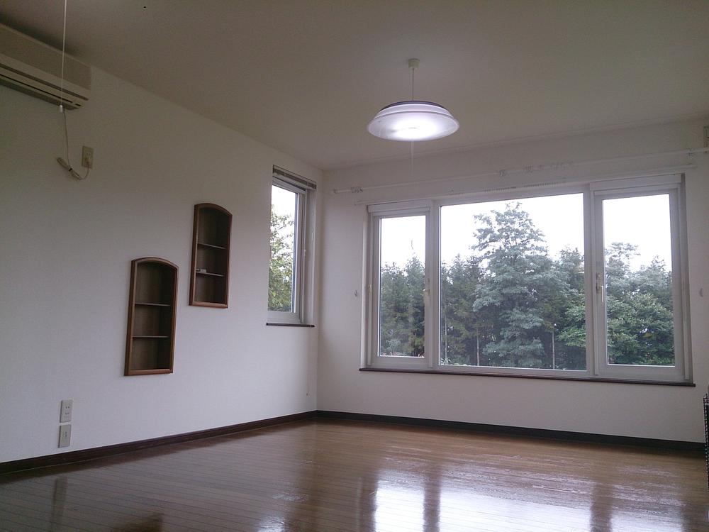 Non-living room. 12 Pledge Western-style