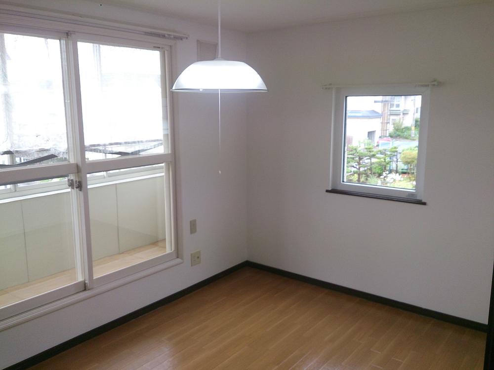 Non-living room. 6 Pledge Western-style balcony