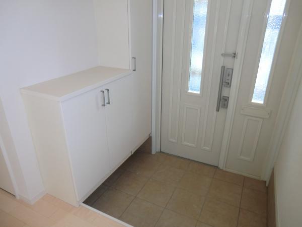 Entrance. Front door key replaced.