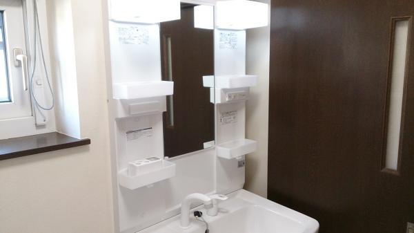 Wash basin, toilet. Shandore is very active in the busy morning