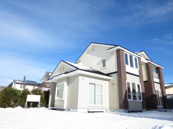 Local appearance photo. It finished with bright colors. Part uses a tile. 