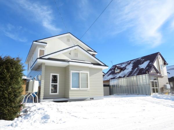 Local appearance photo. It is west road. There is also a back door. 