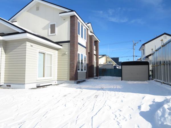 Local appearance photo. One in the parking spaces are usually two cars and a garage in parallel, It will be parked a single light car is on the west side. 