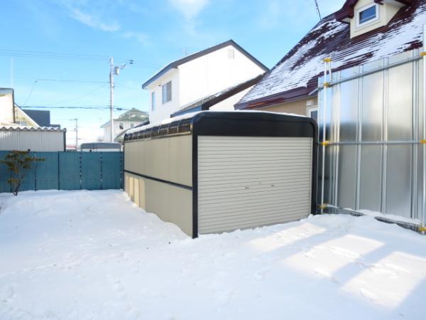 Local appearance photo. Garage is finished with paint. 