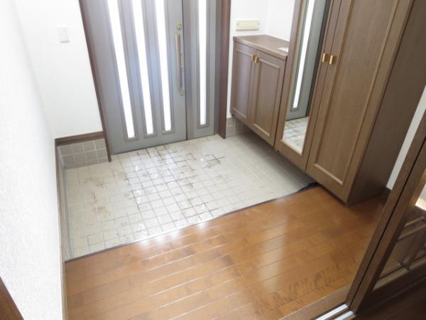 Entrance. Shoebox is plenty. 