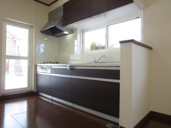 Kitchen. Kitchen is Rikushiru made of new. The heat source is a centralized propane. 