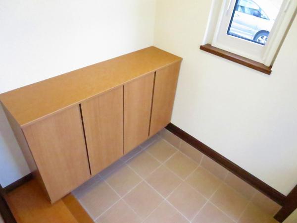 Entrance. Was Mashi shoe box new entrance tile Hakawa