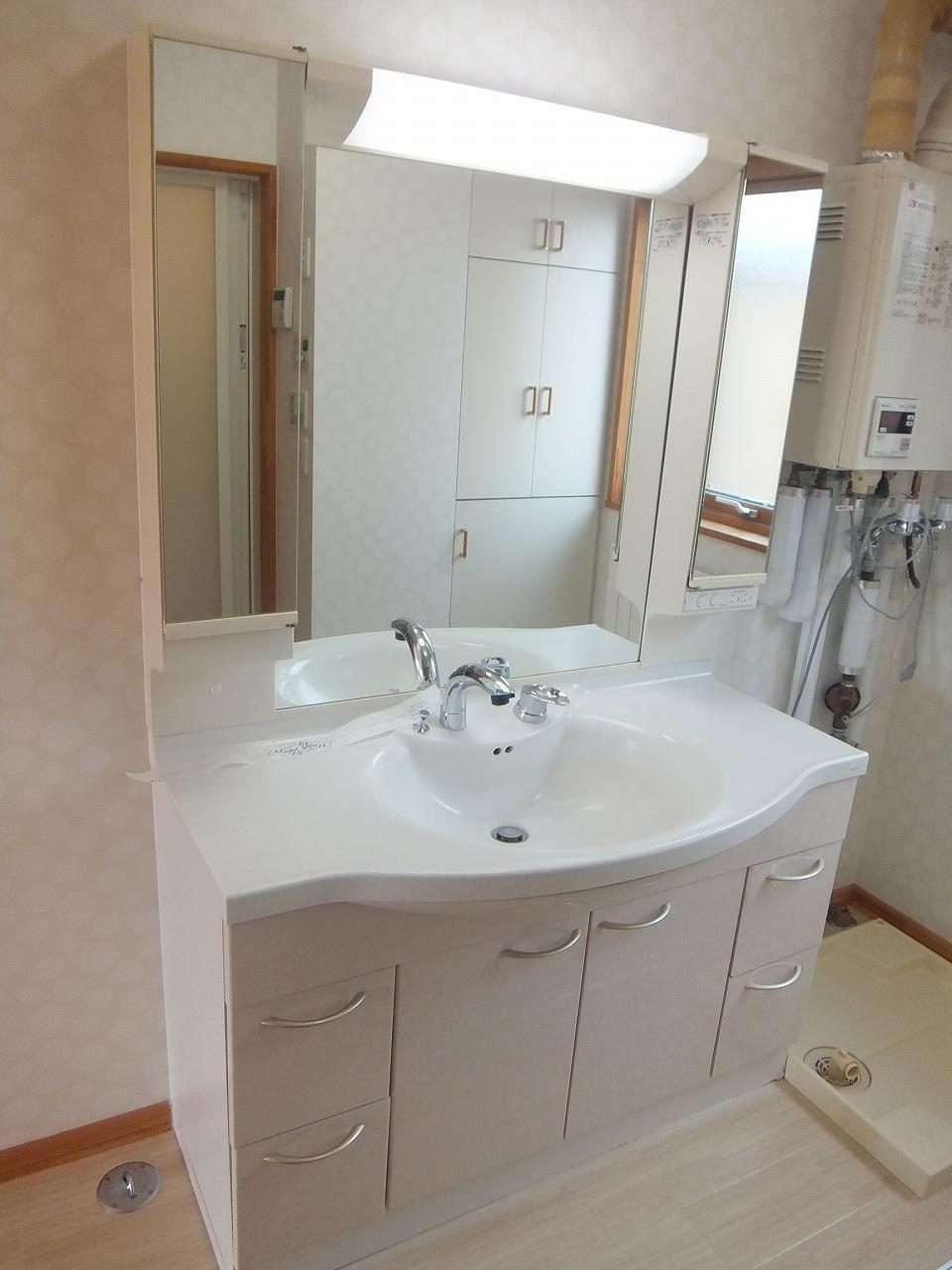 Wash basin, toilet. Indoor (11 May 2013) Shooting