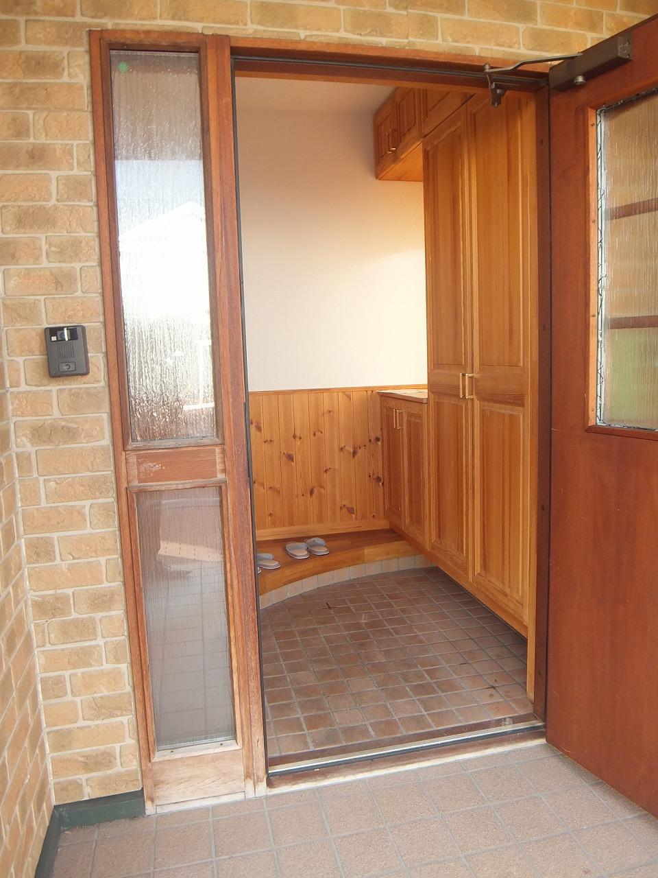 Entrance. Local (11 May 2013) Shooting