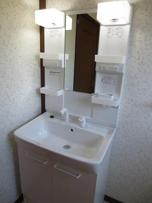 Wash basin, toilet. Shampoo dresser [new]  Local (10 May 2013) Shooting