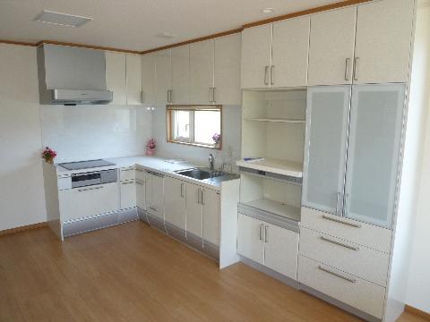 Kitchen. Housed plenty of kitchen