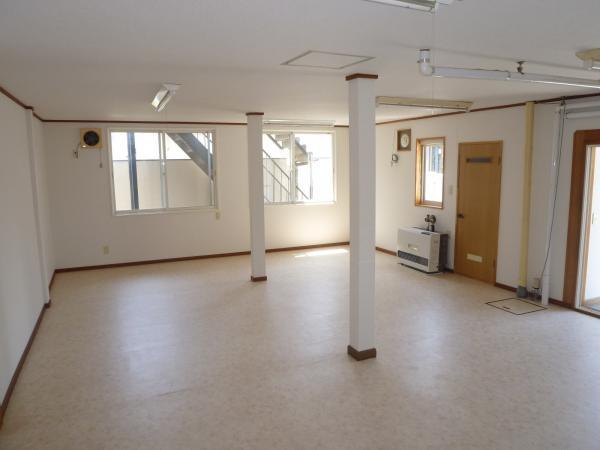 Other introspection. It is a photograph of the first floor of another building. 