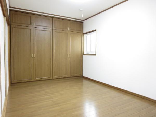 Non-living room. 6 Pledge of Western-style. Plenty of storage.