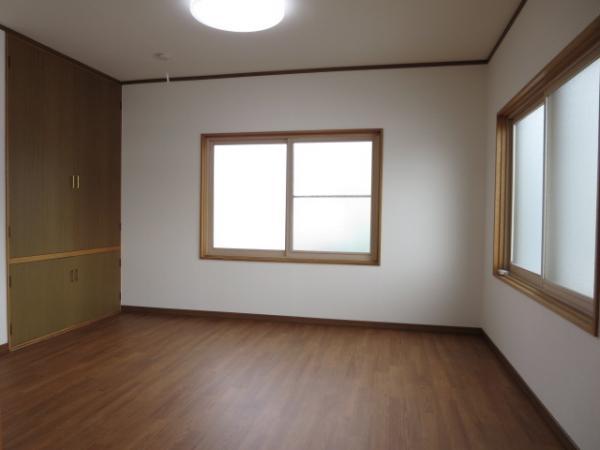 Non-living room. 6 Pledge of Western-style. Also can you use to connect with the living.