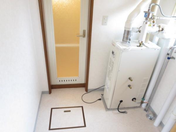 Wash basin, toilet. Dressing room photo