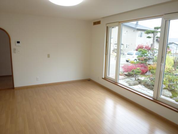 Living. Living as seen from the Japanese-style room