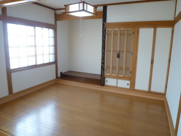 Non-living room. Is one floor of a Japanese-style room.