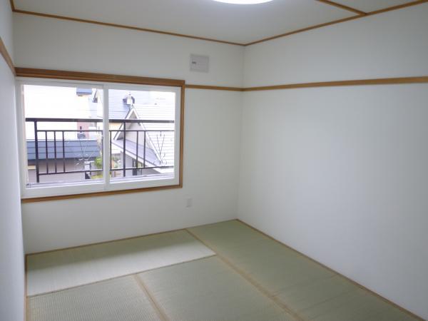 Non-living room. There is also a Japanese-style room on the second floor.