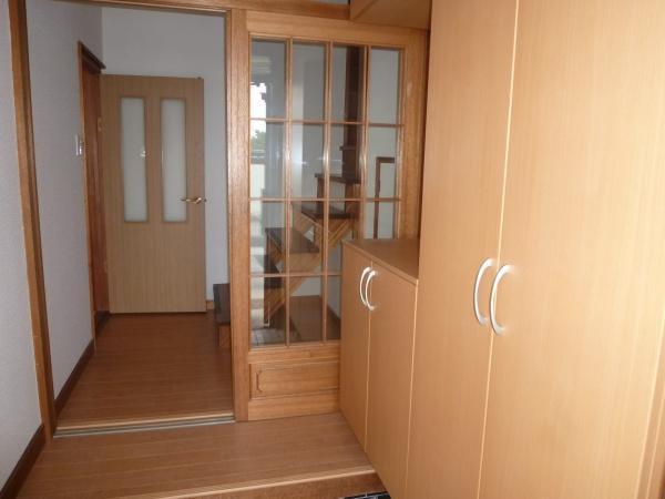 Entrance. Also shoe box storage lot ☆