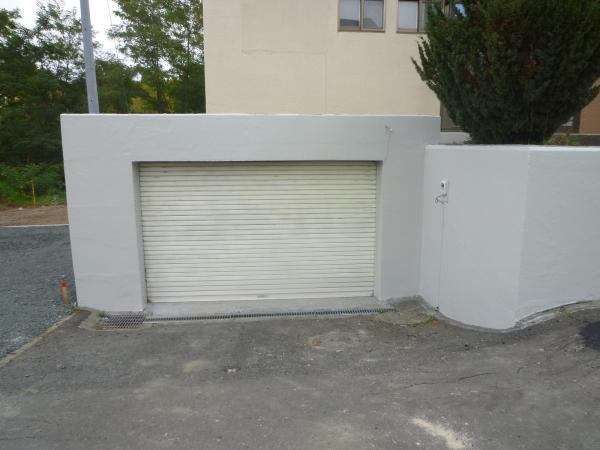 Parking lot. Also it comes with a garage of indoor type. 