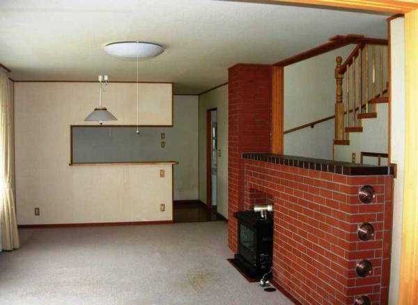 Living. Warm living in the radiant heat of the Fireplace