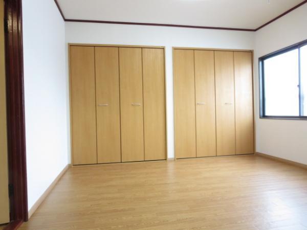 Non-living room. The second floor is a 6-quires of Western-style. Was closet newly established.