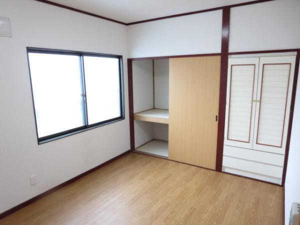 Non-living room. The second floor is a 6-quires of Western-style. Also comes with storage.