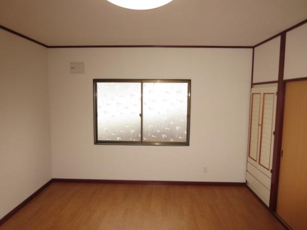 Non-living room. The second floor is an 8-quires of Western-style.