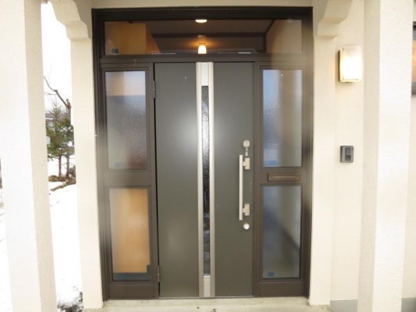 Entrance. It was exchanged in the heat insulating door.