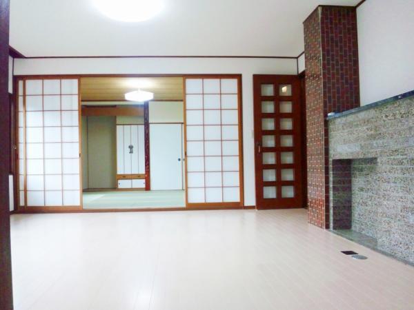 Living. Shooting from the kitchen side